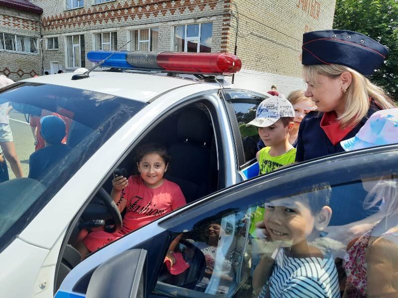 На Кубани госавтоинспекторы провели практические занятия по ПДД для детей, прибывших из новых регионов страны