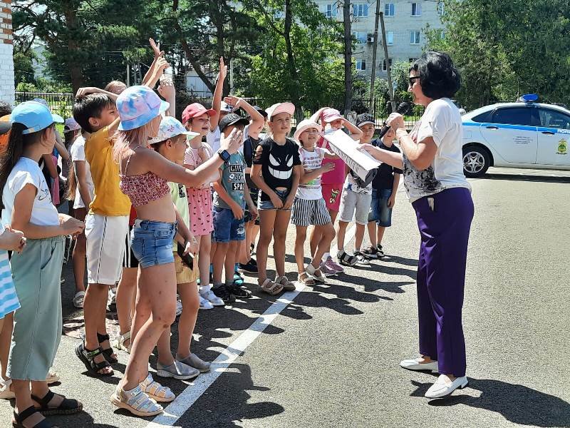 На Кубани госавтоинспекторы провели практические занятия по ПДД для детей, прибывших из новых регионов страны