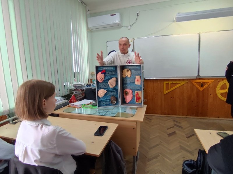 В Абинске полицейские и общественники для учащихся «полицейского класса» провели антинаркотическое мероприятие